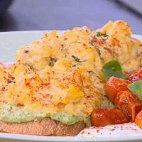 Αυγά scrambled με προζυμένιο ψωμί και αβοκάντο