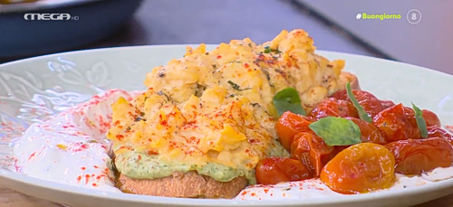 Αυγά scrambled με προζυμένιο ψωμί και αβοκάντο