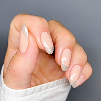 Τα chrome manicures θα είναι in φέτος το καλοκαίρι