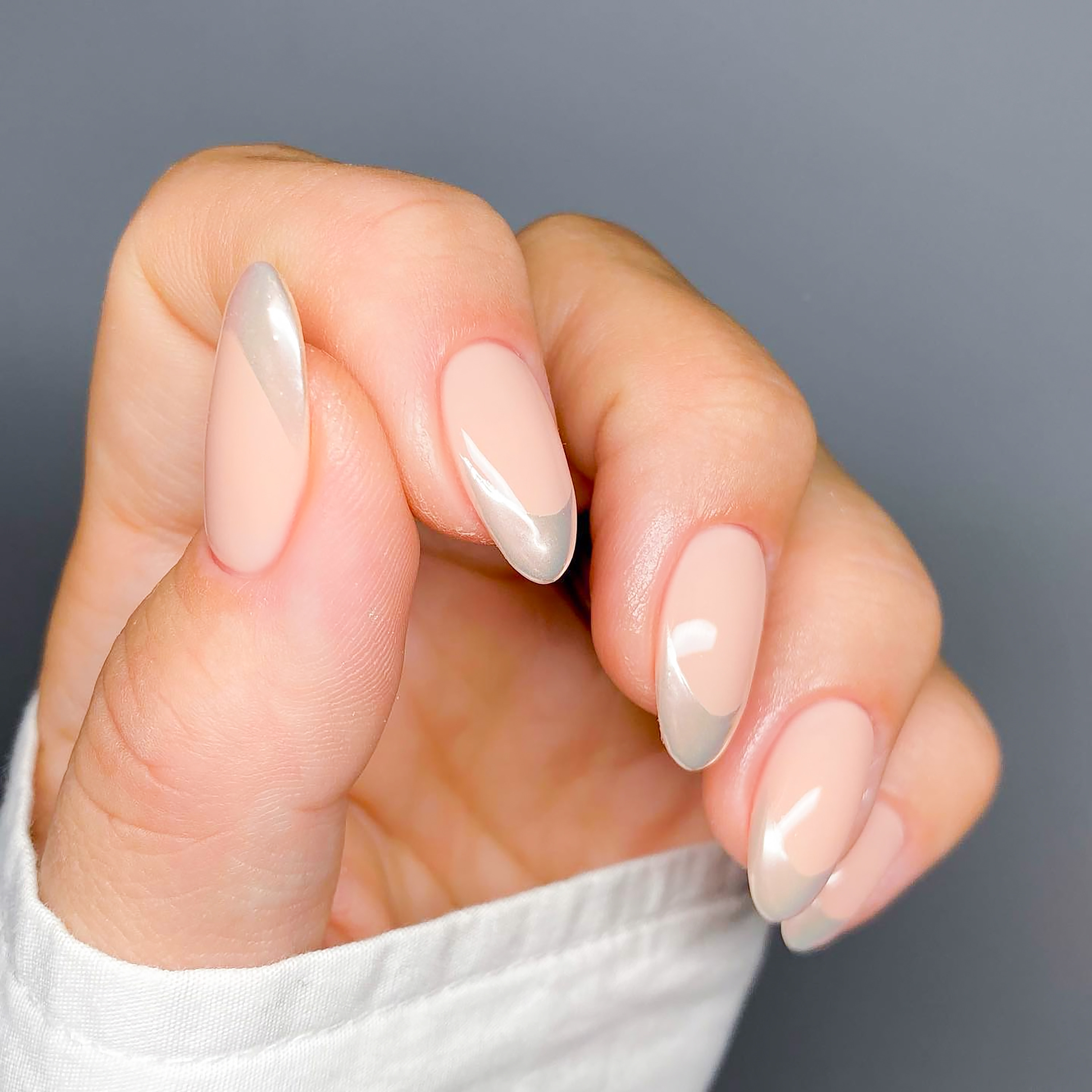 Τα chrome manicures θα είναι in φέτος το καλοκαίρι