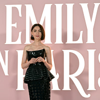 Emily in Paris: Σε μπαρ της Μυκόνου οι πρωταγωνιστές