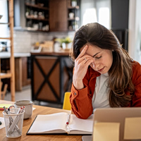 “Tired but Wired”: Γιατί νιώθετε εξαντλημένοι αλλά σε υπερένταση
