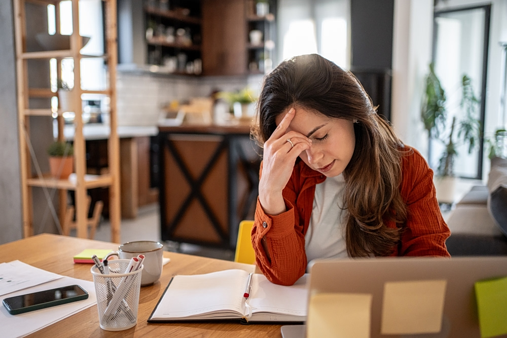 “Tired but Wired”: Γιατί νιώθετε εξαντλημένοι αλλά σε υπερένταση