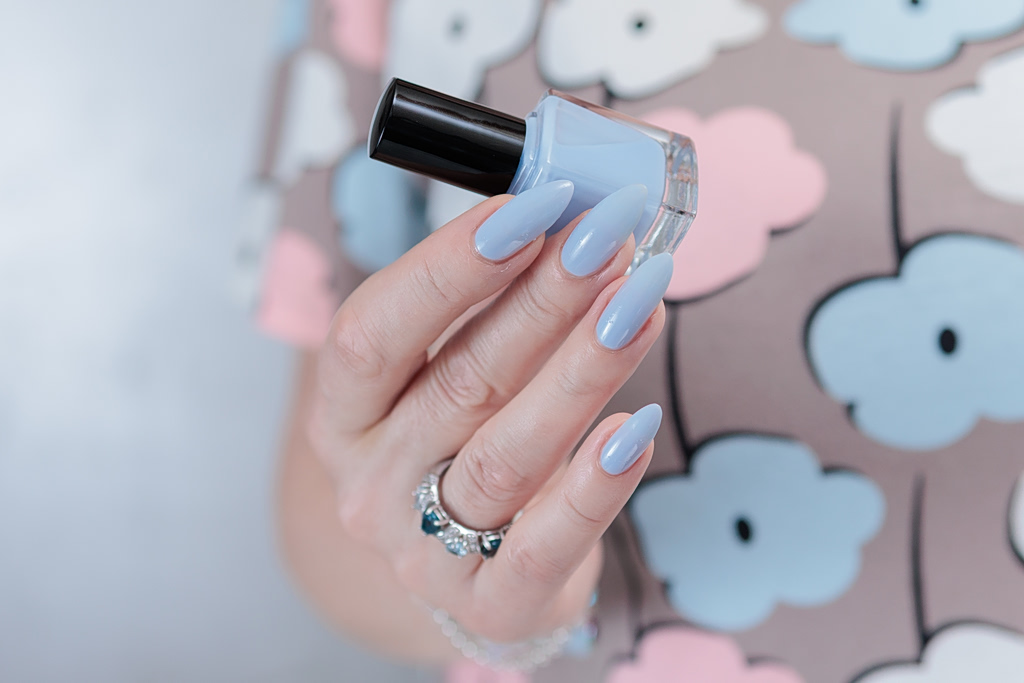 Icy blue: Η απόχρωση που θα σας πείσει να αφήσετε τους nude τόνους