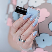 Icy blue: Η απόχρωση που θα σας πείσει να αφήσετε τους nude τόνους