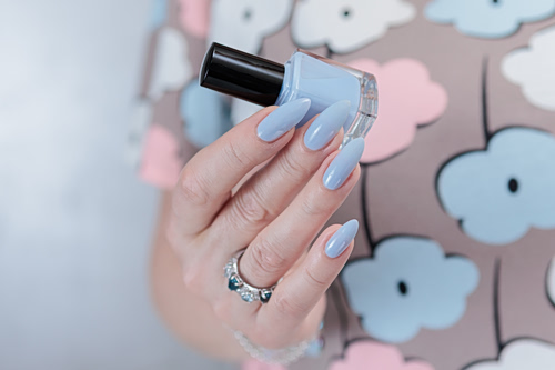 Icy blue: Η απόχρωση που θα σας πείσει να αφήσετε τους nude τόνους