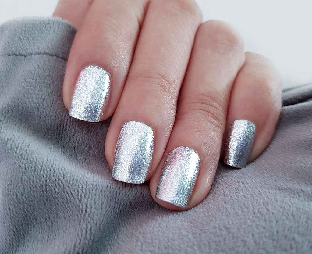 Metallic nails: Το πιο λαμπερό mani trend του καλοκαιριού