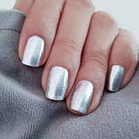 Metallic nails: Το πιο λαμπερό mani trend του καλοκαιριού