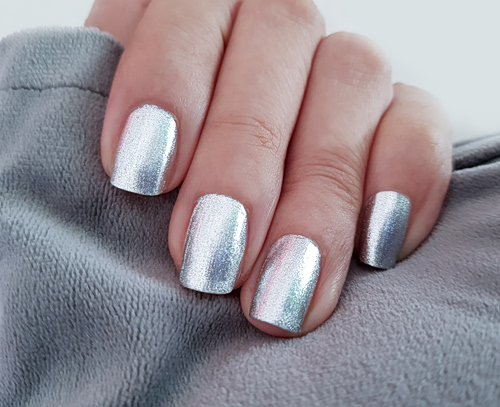 Metallic nails: Το πιο λαμπερό mani trend του καλοκαιριού