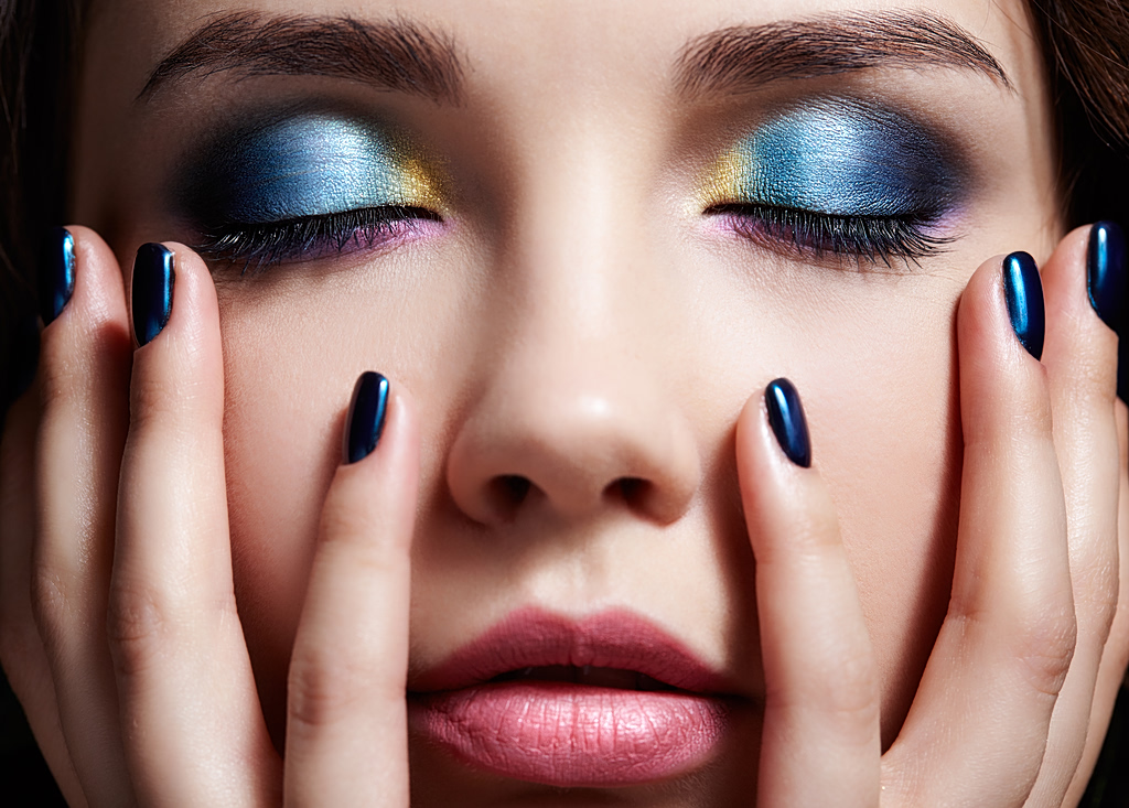 Το eyeshadow trend που θα βλέπουμε παντού όλο το καλοκαίρι