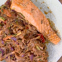 Σολομός με noodles και λαχανικά