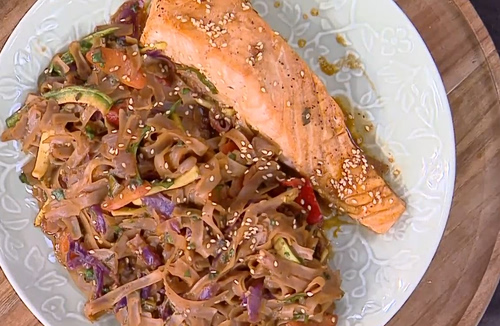 Σολομός με noodles και λαχανικά