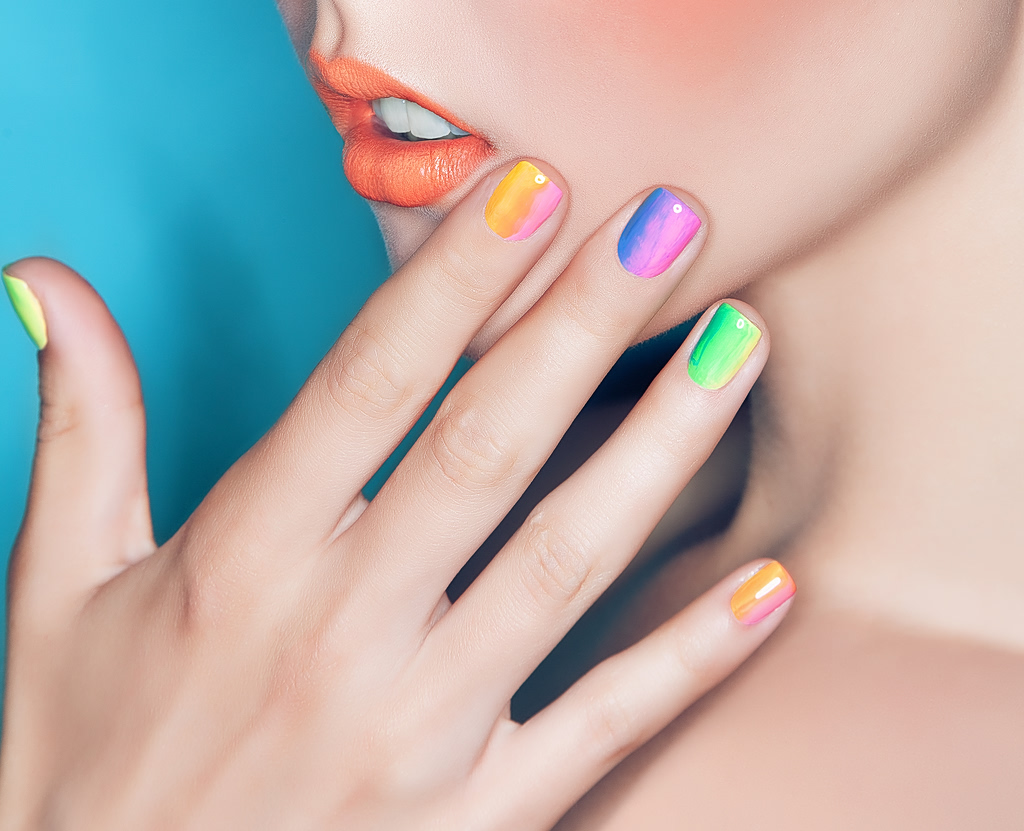 Rainbow Fish nails: Το πιο παιχνιδιάρικο nail trend της άνοιξης