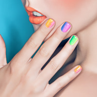 Rainbow Fish nails: Το πιο παιχνιδιάρικο nail trend της άνοιξης