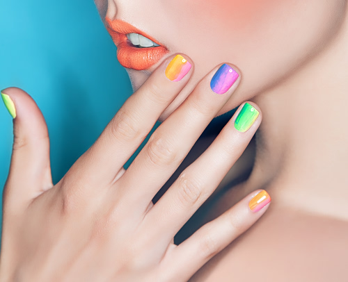 Rainbow Fish nails: Το πιο παιχνιδιάρικο nail trend της άνοιξης