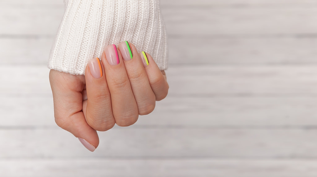 Οι ρίγες στα νύχια είναι in – Τα nail designs που αξίζει να υιοθετήσετε
