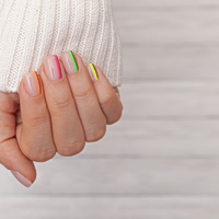 Οι ρίγες στα νύχια είναι in – Τα nail designs που αξίζει να υιοθετήσετε