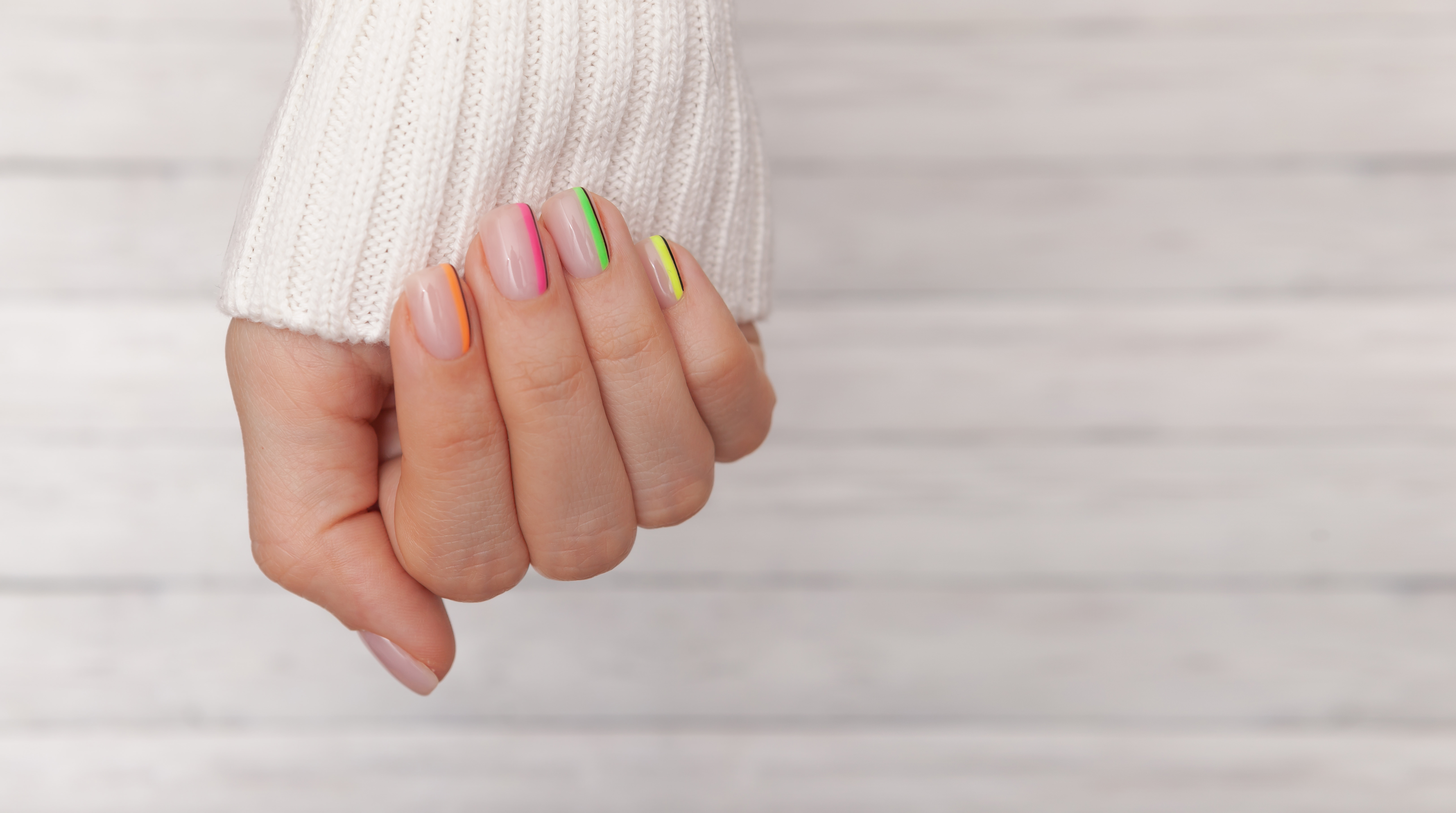 Οι ρίγες στα νύχια είναι in – Τα nail designs που αξίζει να υιοθετήσετε