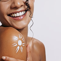 5 SPF tips που δεν πρέπει να ξεχνάτε κάθε φορά που εφαρμόζετε το αντηλιακό
