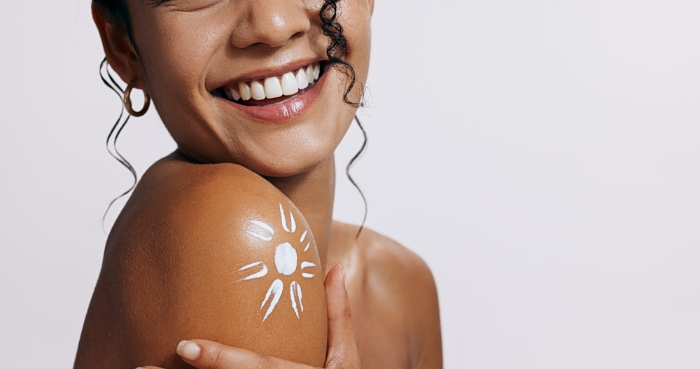 5 SPF tips που δεν πρέπει να ξεχνάτε κάθε φορά που εφαρμόζετε το αντηλιακό