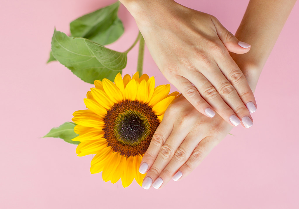 Sunflower nails: Το απόλυτο μανικιούρ της άνοιξης και του καλοκαιριού