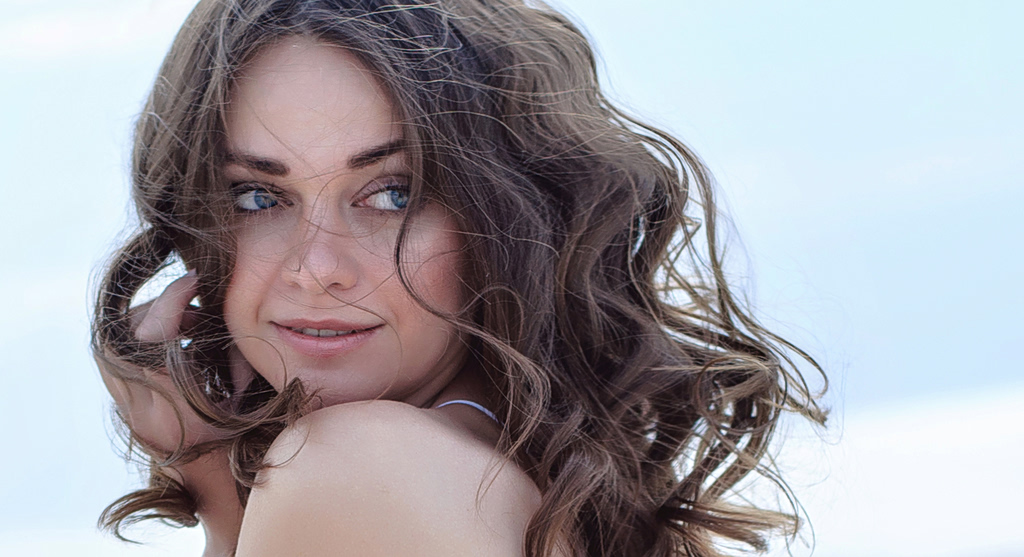Waterfall waves: Το πιο hot hair trend του καλοκαιριού