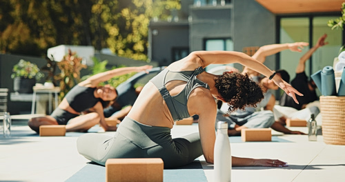 Yoga: Η ήπια άσκηση που κάνει καλό και στην πίεση