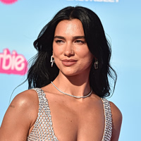 Bedazzled nails: Η τάση που κάνει comeback και αγαπούν οι stars