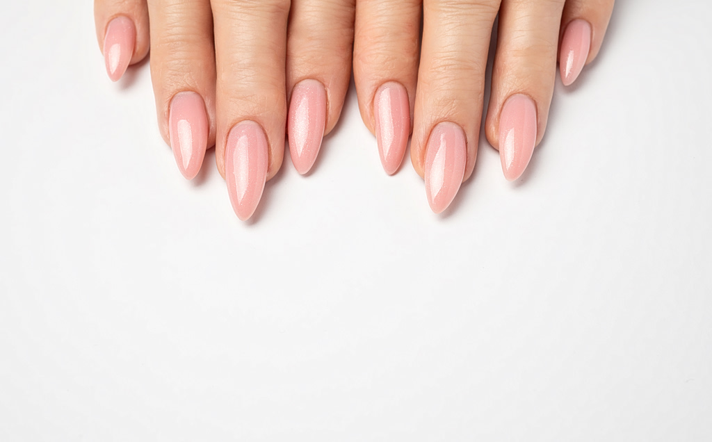 Dusty pink nails: Το μανικιούρ που αποπνέει «ήσυχη πολυτέλεια»