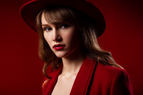 French-girl fringe: Πώς θα κάνετε styling στο πιο δημοφιλές στιλ μαλλιών