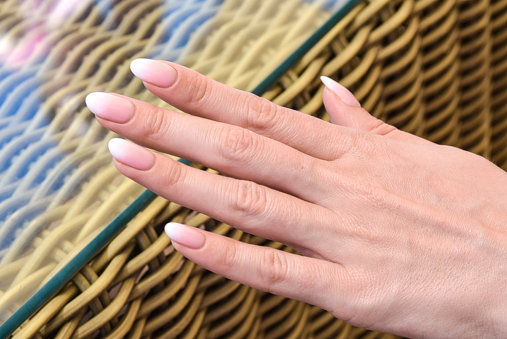 Halo nails: 5 nail designs για να υιοθετήσετε τη viral τάση στα νύχια