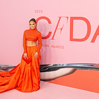 Η Jennifer Lopez συνδύασε τη σκιά ματιών με το μανικιούρ της