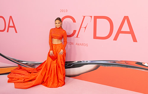 Η Jennifer Lopez συνδύασε τη σκιά ματιών με το μανικιούρ της