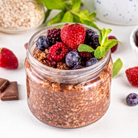 Σοκολατένια overnight oats με φρούτα του δάσους