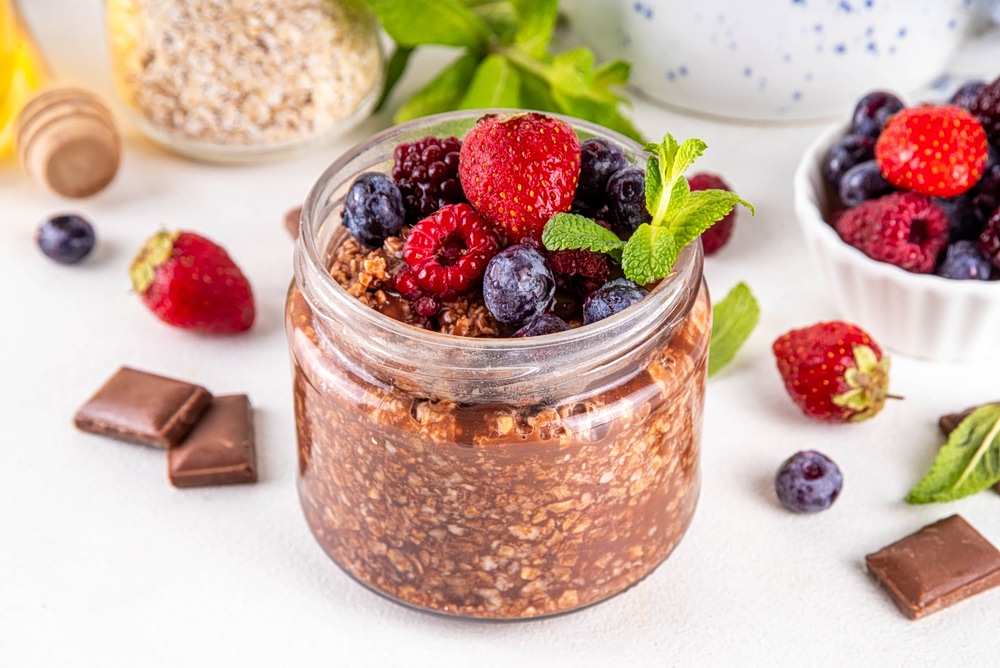 Σοκολατένια overnight oats με φρούτα του δάσους