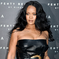 Η Rihanna μας έπεισε ότι το τετράγωνο σχήμα δείχνει τέλειο και σε κοντά νύχια