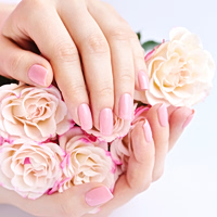 Τα rosewater nails είναι η πιο trending απόχρωση στα νύχια