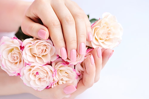 Τα rosewater nails είναι η πιο trending απόχρωση στα νύχια