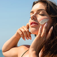Sunscreen cocktail: Πώς να συνδυάσετε τα αντηλιακά σας για μέγιστα αποτελέσματα