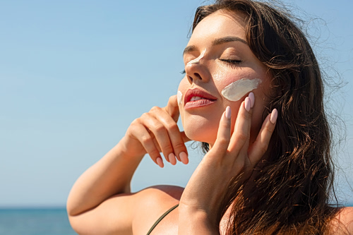 Sunscreen cocktail: Πώς να συνδυάσετε τα αντηλιακά σας για μέγιστα αποτελέσματα