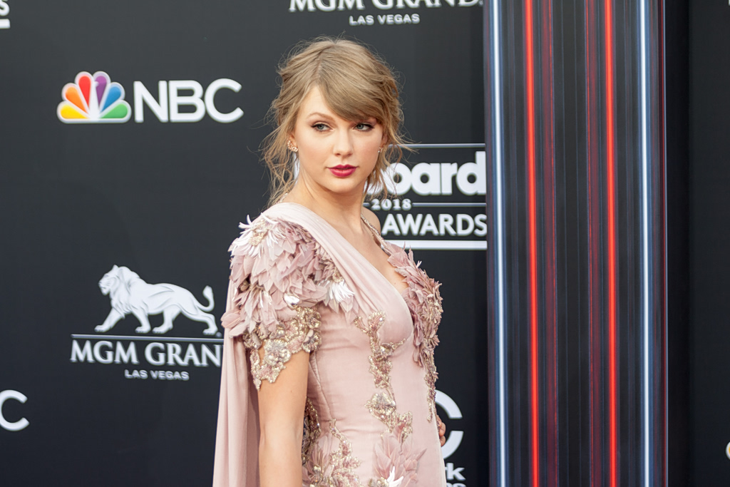 Τα cloud nails της Taylor Swift μας ξετρέλαναν