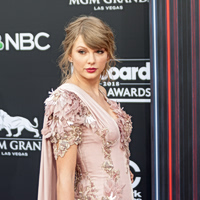 Τα cloud nails της Taylor Swift μας ξετρέλαναν